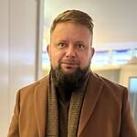 Werkman in zakelijk leren en technologie, JPS Tech Group expert in optimale IT-oplossingen.