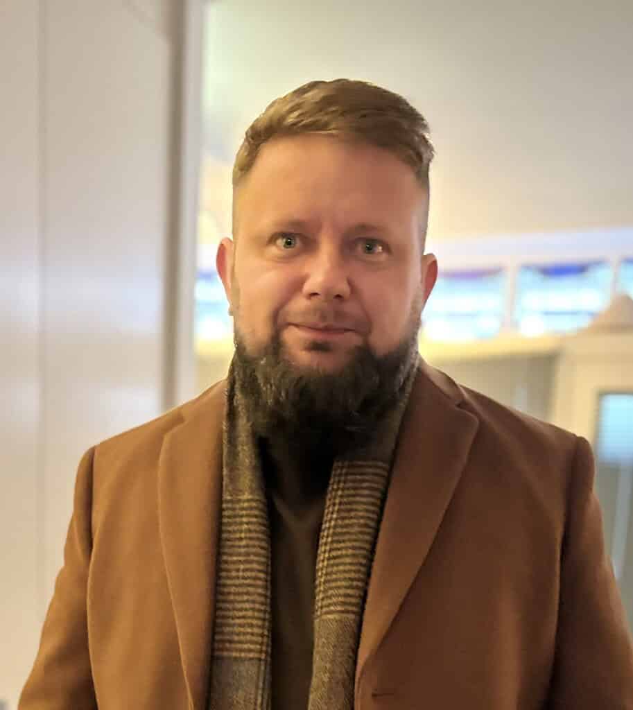 Werkman in zakelijk leren en technologie, JPS Tech Group expert in optimale IT-oplossingen.